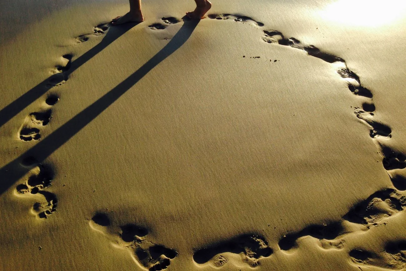 Bildkarte: Spuren im Sand bilden einen Kreis