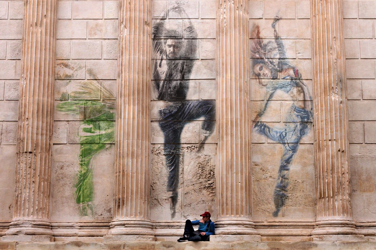 Fantasiekarte: Junger Mann vor griechischen Säulen, Graffiti von Tänzern